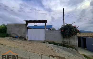 Imagem: A casa possui 3 Dormitórios, 2 Banheiros, 1 Vaga na garagem