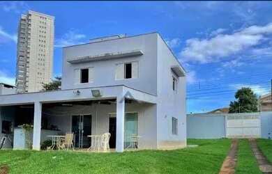 Imagem: A casa possui 3 Dormitórios, 2 Banheiros, 3 Vagas na garagem