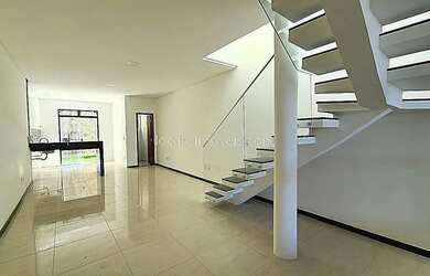 Imagem: A casa possui 3 Dormitórios, 3 Banheiros, 2 Vagas na garagem