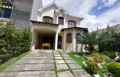 Imagem: A casa em condomínio possui 4 Dormitórios, 5 Banheiros, 4