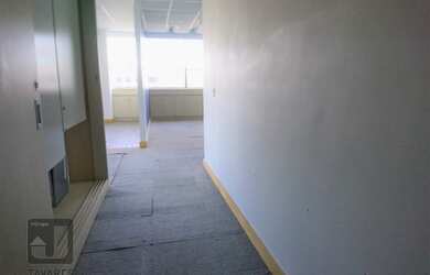 Imagem: O depósito possui 5 Vagas na garagem, 404m² de Área e está