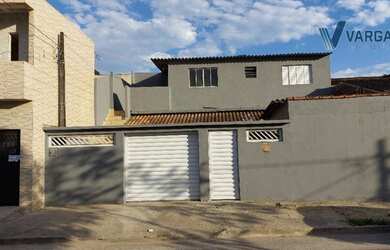 Imagem: A casa possui 2 Dormitórios, 2 Banheiros, 2 Vagas na garagem