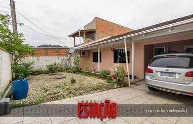 Imagem: A casa possui 3 Dormitórios, 2 Banheiros, 2 Vagas na garagem