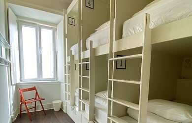 Imagem: A casa possui 4 Dormitórios, 1 Vaga na garagem e está localizado