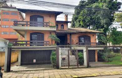 Imagem: A casa possui 5 Dormitórios, 5 Banheiros, 5 Vagas na garagem