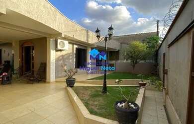 Imagem: A casa possui 5 Dormitórios, 3 Banheiros, 5 Vagas na garagem