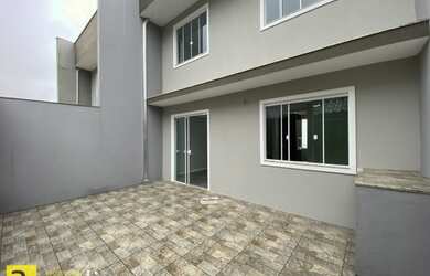 Imagem: A casa possui 2 Dormitórios, 2 Banheiros, 2 Vagas na garagem