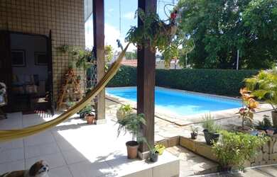 Imagem: A casa possui 4 Dormitórios, 3 Banheiros, 4 Vagas na garagem