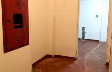 Imagem: O depósito possui 5 Vagas na garagem e 242m² de Área e está