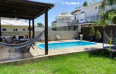 Imagem: A casa possui 4 Dormitórios, 5 Banheiros, 2 Vagas na garagem