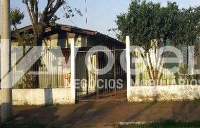 Imagem: A casa possui 2 Dormitórios, 1 Banheiro, 1 Vaga na garagem