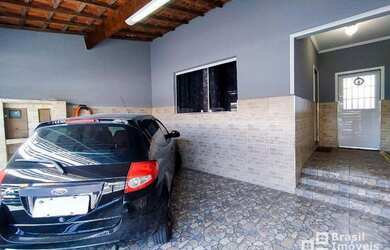 Imagem: A casa possui 2 Dormitórios, 3 Banheiros, 2 Vagas na garagem