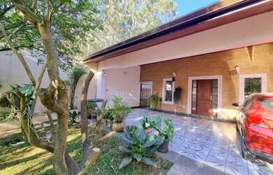 Imagem: A casa possui 3 Dormitórios, 3 Banheiros, 3 Vagas na garagem