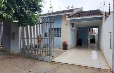 Imagem: A casa possui 2 Dormitórios, 2 Banheiros, 2 Vagas na garagem