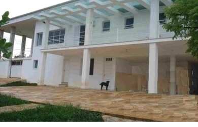 Imagem: A casa possui 4 Dormitórios, 3 Banheiros, 4 Vagas na garagem