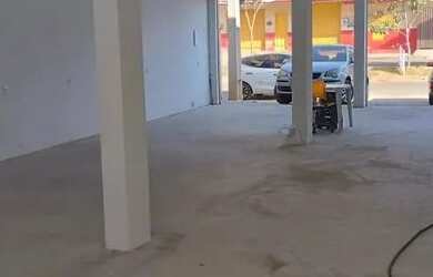 Imagem: O depósito possui 4 Vagas na garagem, 157m² de Área e está