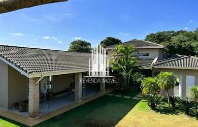 Imagem: A casa possui 4 Dormitórios, 5 Banheiros, 5 Vagas na garagem