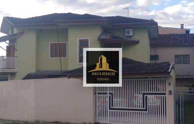 Imagem: A casa possui 3 Dormitórios, 2 Banheiros, 5 Vagas na garagem