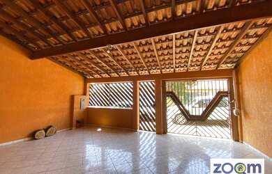 Imagem: A casa possui 3 Dormitórios, 2 Banheiros, 3 Vagas na garagem