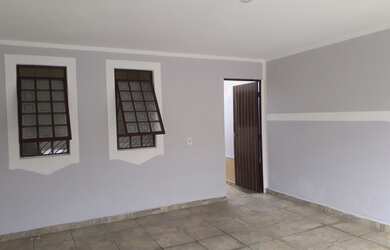 Imagem: A casa possui 2 Dormitórios, 2 Banheiros, 2 Vagas na garagem