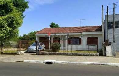 Imagem: A casa possui 2 Dormitórios, 2 Banheiros, 2 Vagas na garagem