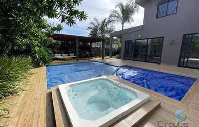 Imagem: A casa em condomínio possui 4 Dormitórios, 5 Banheiros, 4