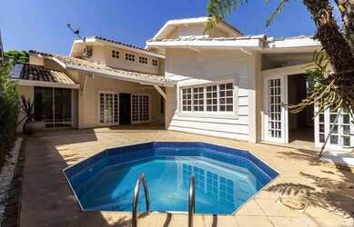 Imagem: A casa em condomínio possui 4 Dormitórios, 5 Banheiros, 2