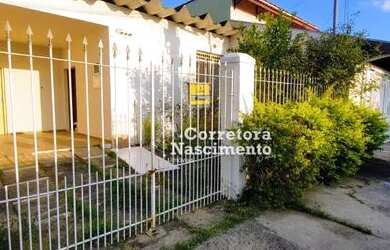 Imagem: A casa possui 3 Dormitórios, 2 Banheiros, 1 Vaga na garagem