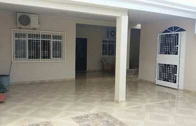 Imagem: A casa possui 4 Dormitórios, 3 Banheiros, 4 Vagas na garagem