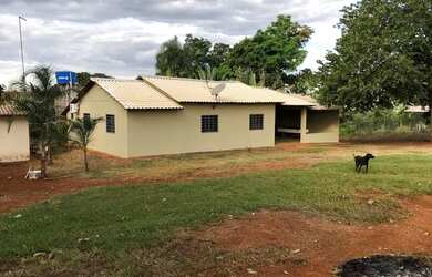 Imagem: A casa possui 3 Dormitórios, 2 Banheiros, 2 Vagas na garagem