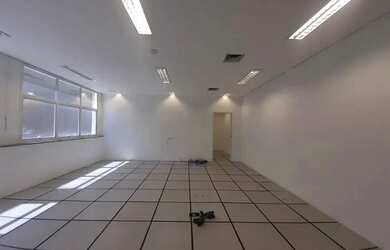 Imagem: O depósito possui 1 Vaga na garagem e 126m² de Área e está