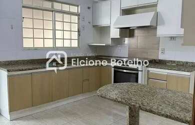 Imagem: A casa possui 3 Dormitórios, 2 Banheiros, 4 Vagas na garagem