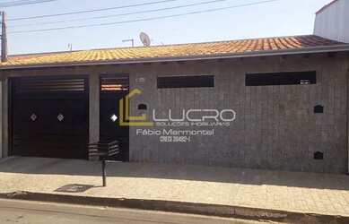 Imagem: A casa possui 1 Dormitório, 3 Banheiros, 3 Vagas na garagem