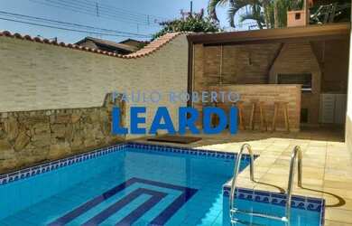 Imagem: A casa possui 2 Dormitórios, 3 Banheiros, 2 Vagas na garagem