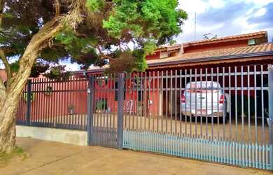 Imagem: A casa possui 3 Dormitórios, 2 Banheiros, 4 Vagas na garagem