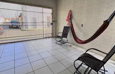 Imagem: A casa possui 3 Dormitórios, 2 Banheiros, 2 Vagas na garagem