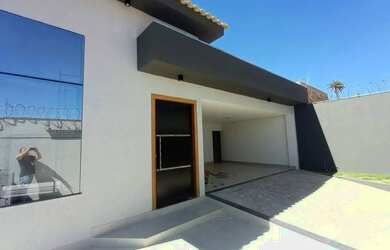 Imagem: A casa possui 3 Dormitórios, 2 Banheiros, 2 Vagas na garagem