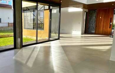 Imagem 12: Condomínio Rosa Internacional, localizado na Praia do Rosa, ao lado da...