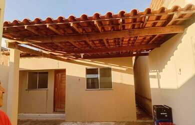 Imagem: A casa possui 2 Dormitórios, 2 Banheiros, 2 Vagas na garagem