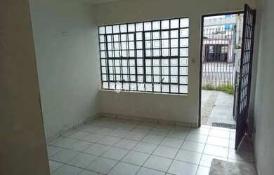 Imagem: A casa possui 3 Dormitórios, 1 Banheiro, 1 Vaga na garagem