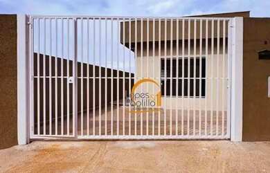 Imagem: A casa possui 2 Dormitórios, 2 Banheiros, 2 Vagas na garagem