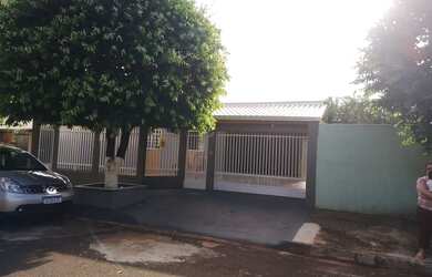 Imagem: A casa possui 3 Dormitórios, 2 Banheiros, 2 Vagas na garagem