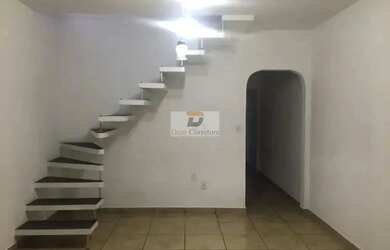 Imagem: A casa possui 4 Dormitórios, 2 Banheiros, 2 Vagas na garagem