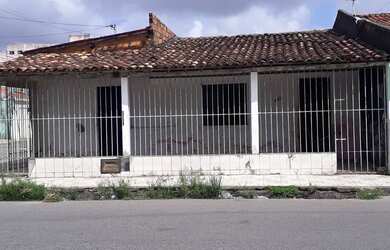 Imagem: A casa à venda possui 3 Dormitórios, 1 Banheiro e 2 Vagas
