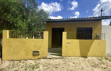 Imagem: A casa possui 2 Dormitórios, 1 Banheiro, 1 Vaga na garagem