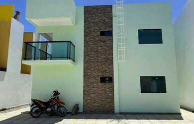 Imagem: A casa possui 3 Dormitórios, 2 Banheiros, 1 Vaga na garagem