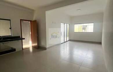 Imagem: A casa possui 3 Dormitórios, 2 Banheiros, 2 Vagas na garagem