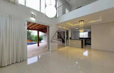 Imagem: A casa em condomínio para alugar possui 3 Dormitórios, 5 Banheiros