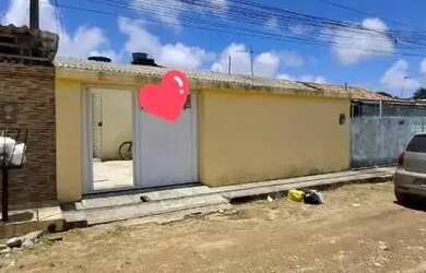 Imagem: A casa possui 3 Dormitórios, 1 Banheiro, 2 Vagas na garagem