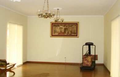 Imagem: A casa possui 4 Dormitórios, 2 Banheiros, 5 Vagas na garagem